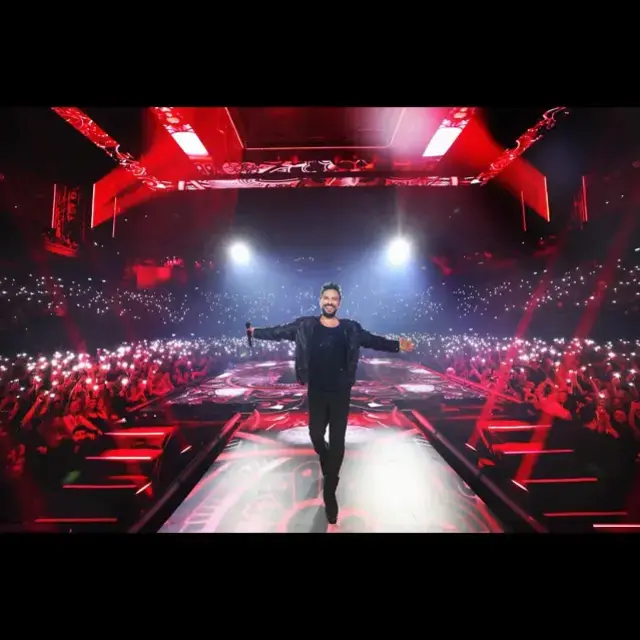 G&uuml;ler Sabancı da Tarkan hayranı, konsere bandanası ile katıldı