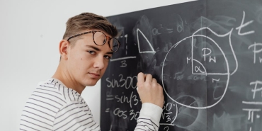 Hande-Yener-Sahneden-Dustu-Ama-Show-Durmadi-Profesyonellik-Dersi-featured