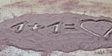 Muge-Anli8217da-Studyoyu-Sallayan-Ask-Hikayesi-Gogsunde-Sude-Yazisi-featured