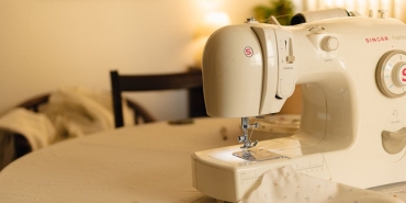 Unlu-Sarkici-Semicenk-Evinde-Kaza-Gecirdi-Basina-7-Dikis-Atildi-featured