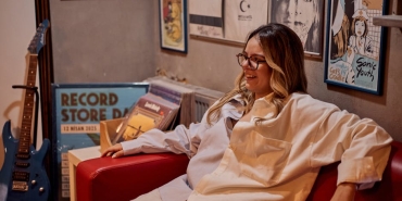 Sezen-Aksu8217dan-Yeni-Goruntu-Minik-Serce-Yillara-Meydan-Okuyor-featured